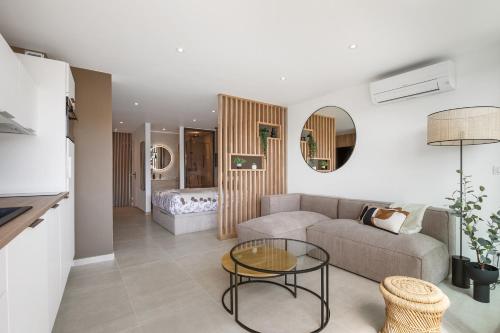un salon avec un canapé et une table dans l'établissement Free life Heliopolis, au Cap d'Agde