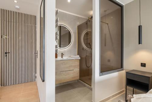 une salle de bain avec douche et lavabo dans l'établissement Free life Heliopolis, au Cap d'Agde