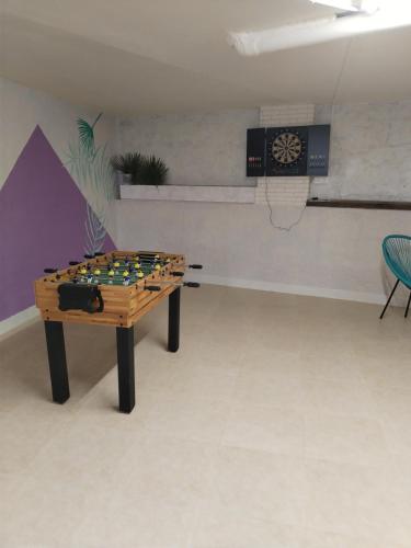 a ping pong table in a room with a basketball hoop at Vivienda Turística El Pimpollo in San Carlos del Valle