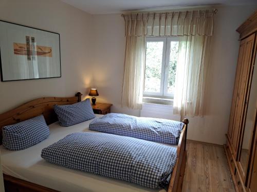two beds in a bedroom with a window at Appartementhaus am Fichtelberg in Kurort Oberwiesenthal