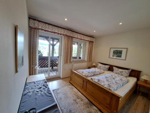 1 Schlafzimmer mit 2 Betten und einem Fenster in der Unterkunft Appartementhaus am Fichtelberg in Kurort Oberwiesenthal