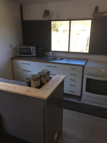 une cuisine avec un comptoir avec des seaux dessus dans l'établissement Vacance chez Marie et Sebastien, à Bessèges