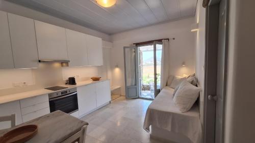 Cucina o angolo cottura di Paros Apartments