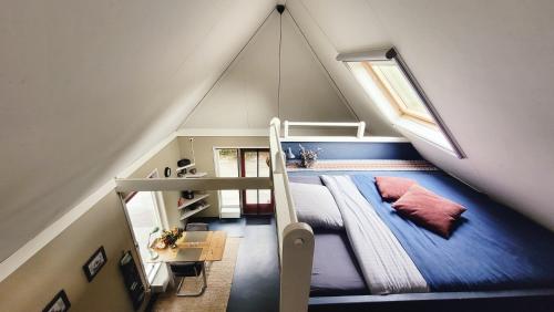 a bedroom with a bunk bed in a attic at Gastenverblijf Het Muzehuis in Dalfsen