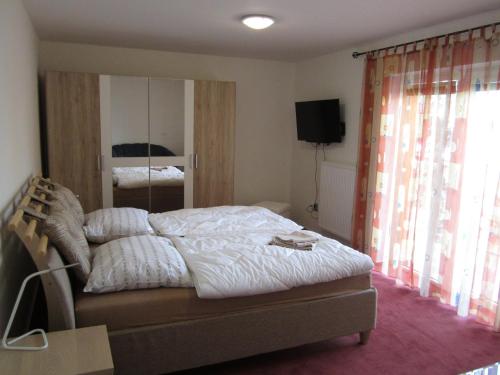 Postel nebo postele na pokoji v ubytování Guest House Krpole