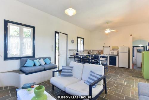 ein Wohnzimmer mit einem Sofa und einer Küche in der Unterkunft Elisso Villas in Platis Gialos Sifnos