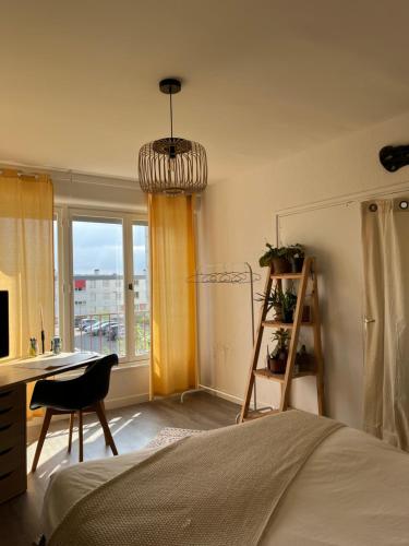 Chambre spatieuse في بريست: غرفة نوم بسرير ومكتب ونافذة