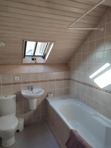 une salle de bain avec toilettes, baignoire et lavabo dans l'établissement La Maison Bleue - Domaine de la Garanne, à Savignac-Lédrier