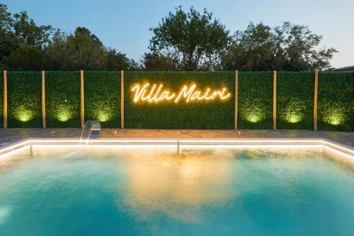 Bazén v ubytování Villa Mairi - 2 private pools & Game Room near Athens nebo v jeho okolí