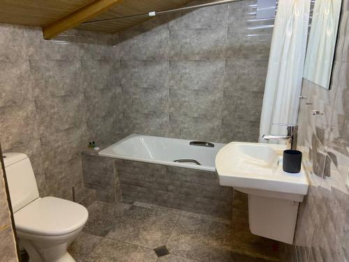 Bilik mandi di Hotel "Tbilisi Tales" in the heart of the Old City