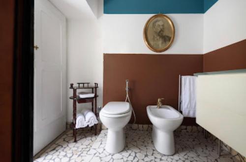 un bagno con wc e bidet di DiemmeStudio a Salerno