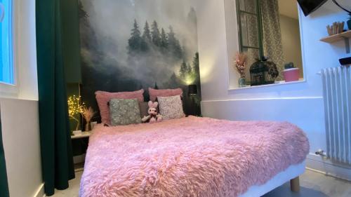 a bedroom with a pink bed with a pink blanket at Grand Appartement Haussmanien de Standing avec Jacuzzi Terrasse et Parking en Hyper Centre in Bordeaux
