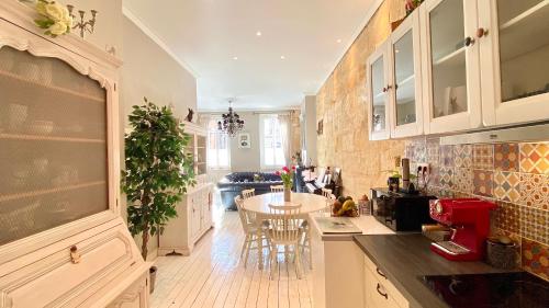 une cuisine avec une table et des chaises dans l'établissement Grand Appartement Haussmanien de Standing avec Jacuzzi Terrasse et Parking en Hyper Centre, à Bordeaux