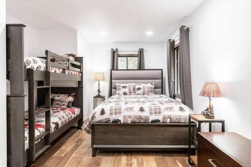 Voodi või voodid majutusasutuse NEW Cozy Pines Cottage and Fire pit toas