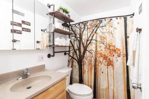 Vannituba majutusasutuses NEW Cozy Pines Cottage and Fire pit