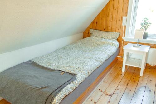 Ένα ή περισσότερα κρεβάτια σε δωμάτιο στο Cabin for 4 guests in Leynar