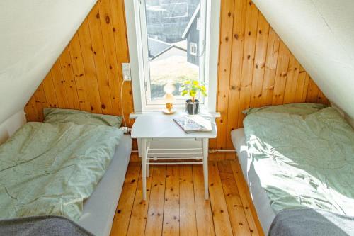 Χώρος καθιστικού στο Cabin for 4 guests in Leynar