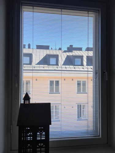 uma janela com vista para um edifício em Central Helsinki Punavuori 40m2 entire flat em Helsínquia
