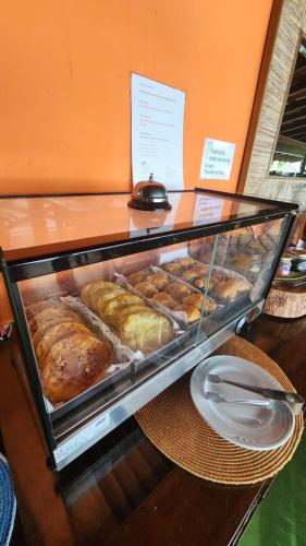 a display case filled with lots of different types of pastries at Casa da Ilha & SPA in Abraão