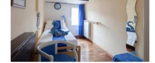 拉斯佩齊亞的住宿－Affittacamere La Mansarda del Centro，一间医院间,配有两张床和椅子