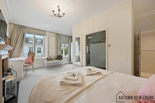 ein Schlafzimmer mit einem Bett und ein Wohnzimmer in der Unterkunft Stunning 2 king size beds 2 bath- sleeps 5 in Earls Court in London