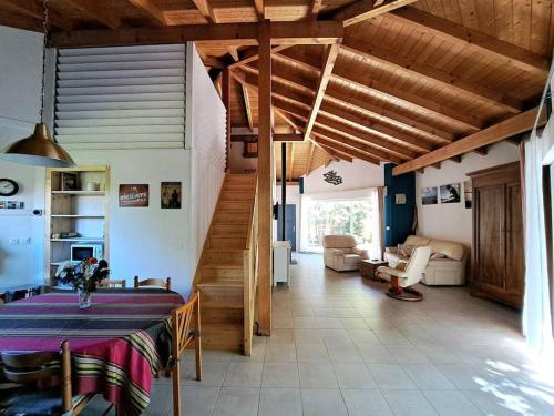 une chambre avec une table et un salon dans l'établissement Bois d'été, à Saint-Julien-en-Born