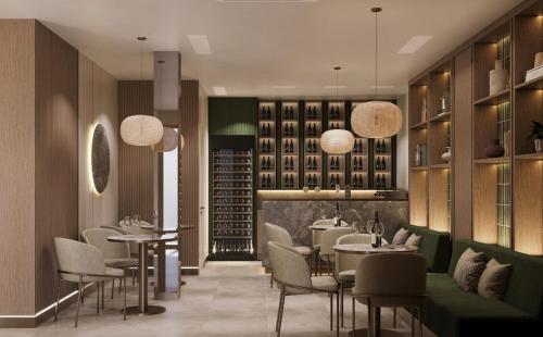 ein Restaurant mit Tischen und Stühlen und einem Weinkeller in der Unterkunft Hotel Villa Royal in Tivat