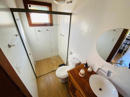 uma casa de banho com um WC, um chuveiro e um lavatório. em “Recanto Pingo de Ouro” em Tiradentes