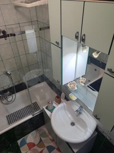 Un baño de HushHush Apartman
