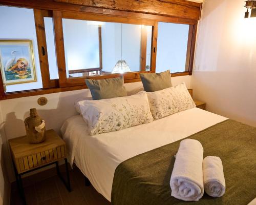ein Schlafzimmer mit einem großen Bett mit Handtüchern darauf in der Unterkunft La Casa de Lorca en Almería in Almería