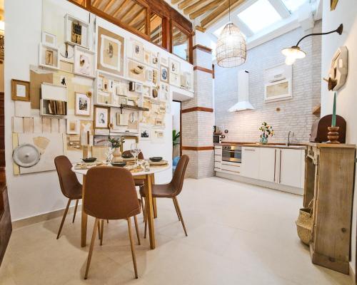 eine Küche und ein Esszimmer mit Tisch und Stühlen in der Unterkunft La Casa de Lorca en Almería in Almería