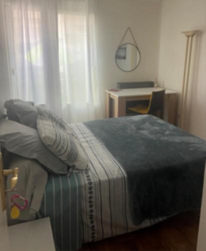 Photo de la galerie de l'établissement Logement de 2 chambres pour 4 personnes, à Annecy