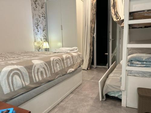 ein weißes Schlafzimmer mit einem Bett und einer Leiter in der Unterkunft Magnifica swit room sama in San Sebastián