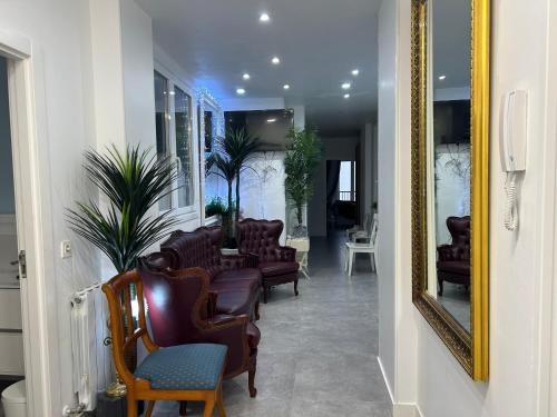 a waiting room with leather chairs and a mirror at Magnifica swit room sama in San Sebastián