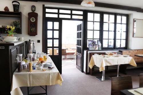 una cocina con dos mesas con comida. en B&B Hotel Volčík, en Mariánské Lázně
