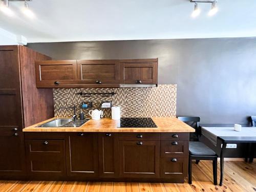 Una cocina o zona de cocina en Dome square apartment, Old Town