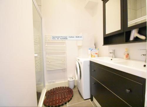 une salle de bain avec une douche, un lavabo et des toilettes dans l'établissement LE COUTURIER - Hyper Centre - Rez de Chaussée - Prox Thermes, à Vichy