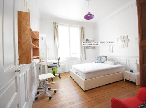 une chambre avec un lit, un bureau et une chaise dans l'établissement LE COUTURIER - Hyper Centre - Rez de Chaussée - Prox Thermes, à Vichy