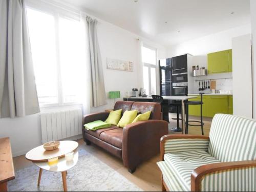 un salon avec un canapé et une table dans l'établissement LE COUTURIER - Hyper Centre - Rez de Chaussée - Prox Thermes, à Vichy