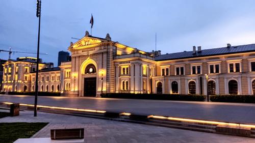 ein großes Gebäude mit Lichtern in der Nacht in der Unterkunft Balkanic Star Belgrade in Belgrad