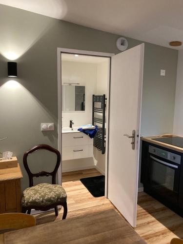 une pièce avec une cuisine avec une chaise et un évier dans l'établissement Atelier du 6, à Hellemmes-Lille