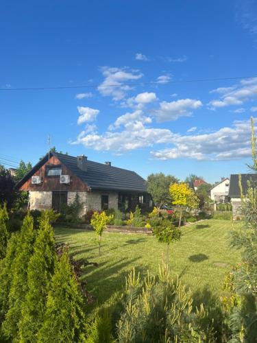 a view of a house from the garden at Malinowa Chatka in Jankowice