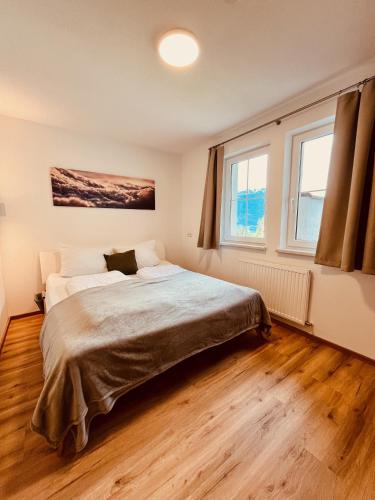 Postel nebo postele na pokoji v ubytování Landhaus Sonnrain Fendels - Auszeit auf 1400m - aktiv und relaxt