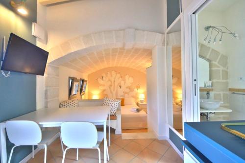 Televízia a/alebo spoločenská miestnosť v ubytovaní Dolcevita Egadi Eco Resort