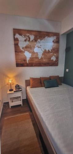 - une chambre avec un grand lit et une carte murale dans l'établissement Résidence de Vacances avec Piscine & Transat, à 2 minutes des plages - Bât n2, à Vallauris