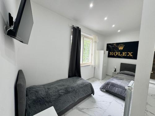 sypialnia z łóżkiem i telewizorem w obiekcie Villa Life w mieście San Donato Milanese