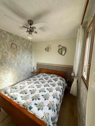 une chambre avec un lit et un ventilateur de plafond dans l'établissement Appartement Cap d'Agde Le Génois T2 de 36m2 avec parking privatif et accès internet, au Cap d'Agde