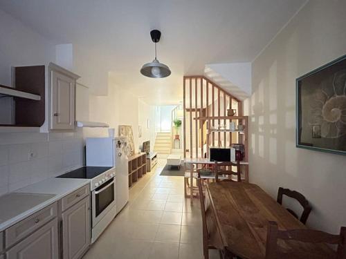 une cuisine avec une table en bois et une salle à manger dans l'établissement Maison 2chambres 3lits, à Nizas