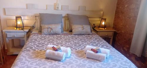 - une chambre avec un lit avec deux chaises et deux lumières dans l'établissement Estudio Cala Saona, à Cala Saona