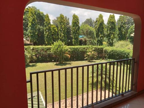 - Balcón con vistas al jardín en J&M Hostel en Moshi